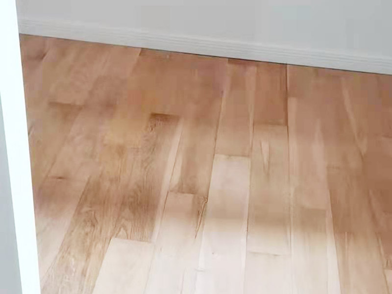 踢腳線(xiàn)安裝施工:一般踢腳線(xiàn)安裝是在墻面、地面、門(mén)套、窗套安裝好后進(jìn)行;若室內(nèi)是打制或定制家具，還需在不可移動(dòng)的大件家具弄好后才能安裝。室內(nèi)現(xiàn)場(chǎng)達(dá)到安裝踢腳線(xiàn)的條件后，對(duì)墻面上的灰塵做清潔處理，若有凹凸不平的墻面，一定要弄平整后再施工。 先測(cè)量墻面的長(zhǎng)度，確定踢腳線(xiàn)的裁切長(zhǎng)度。而切口為了不影響表面美觀(guān)，通常采用45°斜切的方式，這樣兩邊踢腳線(xiàn)拼合在一起才能更緊密。 貼的時(shí)候，踢腳線(xiàn)要先從兩端開(kāi)始貼，這樣可保持高度一致。對(duì)于木質(zhì)、PVC踢腳線(xiàn)，需要鉆孔、打釘來(lái)貼。使用專(zhuān)用打孔工具來(lái)鉆孔。