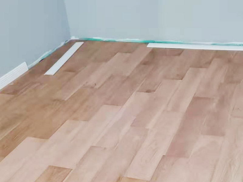 踢腳線(xiàn)安裝施工:一般踢腳線(xiàn)安裝是在墻面、地面、門(mén)套、窗套安裝好后進(jìn)行;若室內(nèi)是打制或定制家具，還需在不可移動(dòng)的大件家具弄好后才能安裝。室內(nèi)現(xiàn)場(chǎng)達(dá)到安裝踢腳線(xiàn)的條件后，對(duì)墻面上的灰塵做清潔處理，若有凹凸不平的墻面，一定要弄平整后再施工。 先測(cè)量墻面的長(zhǎng)度，確定踢腳線(xiàn)的裁切長(zhǎng)度。而切口為了不影響表面美觀(guān)，通常采用45°斜切的方式，這樣兩邊踢腳線(xiàn)拼合在一起才能更緊密。 貼的時(shí)候，踢腳線(xiàn)要先從兩端開(kāi)始貼，這樣可保持高度一致。對(duì)于木質(zhì)、PVC踢腳線(xiàn)，需要鉆孔、打釘來(lái)貼。使用專(zhuān)用打孔工具來(lái)鉆孔。