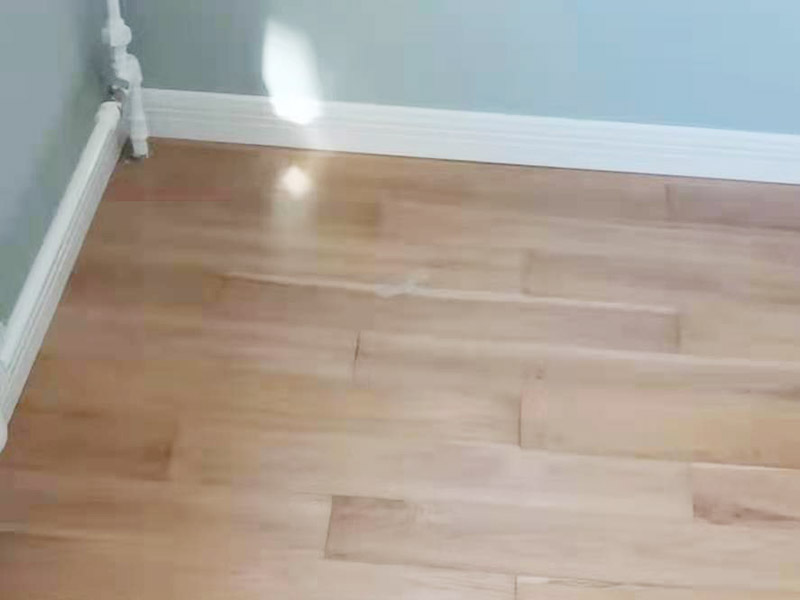 踢腳線(xiàn)安裝施工:一般踢腳線(xiàn)安裝是在墻面、地面、門(mén)套、窗套安裝好后進(jìn)行;若室內(nèi)是打制或定制家具，還需在不可移動(dòng)的大件家具弄好后才能安裝。室內(nèi)現(xiàn)場(chǎng)達(dá)到安裝踢腳線(xiàn)的條件后，對(duì)墻面上的灰塵做清潔處理，若有凹凸不平的墻面，一定要弄平整后再施工。 先測(cè)量墻面的長(zhǎng)度，確定踢腳線(xiàn)的裁切長(zhǎng)度。而切口為了不影響表面美觀(guān)，通常采用45°斜切的方式，這樣兩邊踢腳線(xiàn)拼合在一起才能更緊密。 貼的時(shí)候，踢腳線(xiàn)要先從兩端開(kāi)始貼，這樣可保持高度一致。對(duì)于木質(zhì)、PVC踢腳線(xiàn)，需要鉆孔、打釘來(lái)貼。使用專(zhuān)用打孔工具來(lái)鉆孔。