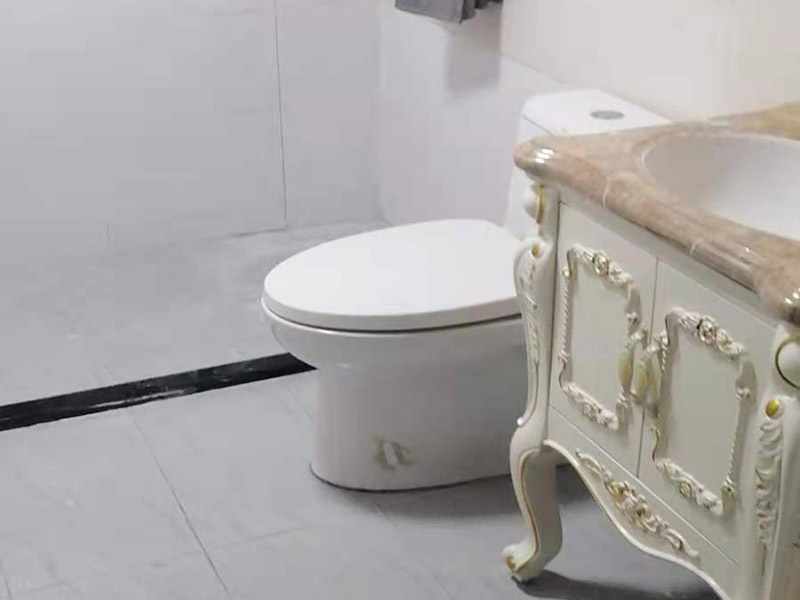 衛(wèi)生間馬桶安裝：第一步：先檢查地面下水口，看其里面是否有垃圾堆積，如果有我們一定要仔細的檢查并清理干凈。如果清理不好很可能會引起馬桶堵塞等問題。 第二步：將馬桶的出水管先試著安裝放上去，在馬桶的栓孔眼的地方用記號筆做上記號，然后再挪開馬桶。 第三步：在做好記號的地方開一個直接為1.5-2cm，高度為6cm的孔，然后用水泥將1cm的螺栓捻牢在孔洞里面。然后將馬桶放上去看其是否吻合，檢查好后移開馬桶。然后在馬桶出水管和下水管扣周圍涂上油灰，然后將螺栓孔對準捻好的螺栓，擺正擰好。