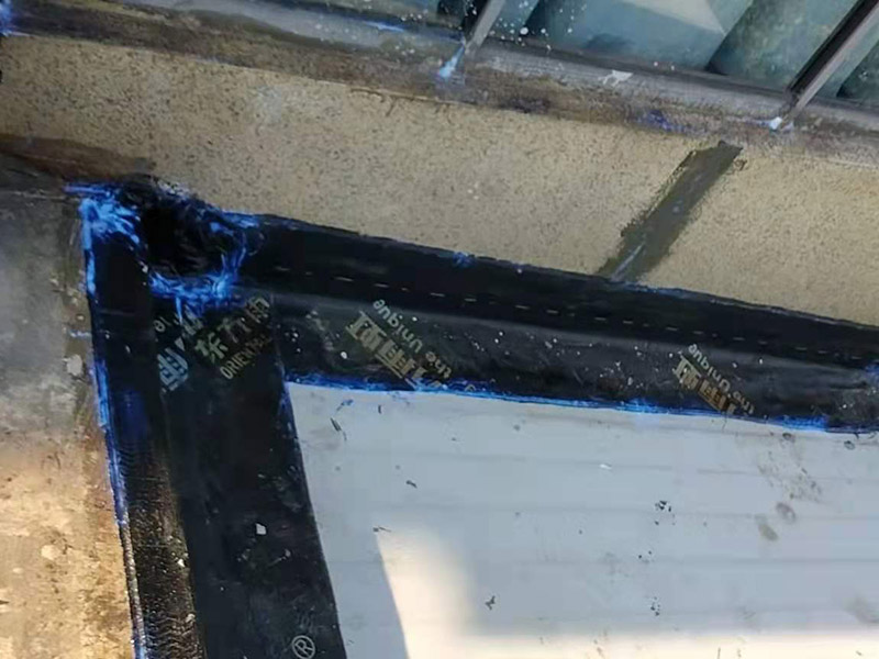 屋頂漏水怎么做？可以用耐候玻璃膠，或密封膠。一是利用玻璃房的坡度加大，將頂面雨水因勢(shì)利導(dǎo)的迅速排除；二是利用防水涂料堵塞玻璃桿件間的縫隙，要求無(wú)縫、無(wú)孔，以防止雨水滲漏。