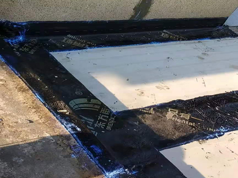 屋頂漏水怎么做？可以用耐候玻璃膠，或密封膠。一是利用玻璃房的坡度加大，將頂面雨水因勢(shì)利導(dǎo)的迅速排除；二是利用防水涂料堵塞玻璃桿件間的縫隙，要求無(wú)縫、無(wú)孔，以防止雨水滲漏。