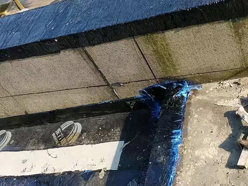 屋頂漏水怎么做？可以用耐候玻璃膠，或密封膠。一是利用玻璃房的坡度加大，將頂面雨水因勢(shì)利導(dǎo)的迅速排除；二是利用防水涂料堵塞玻璃桿件間的縫隙，要求無(wú)縫、無(wú)孔，以防止雨水滲漏。