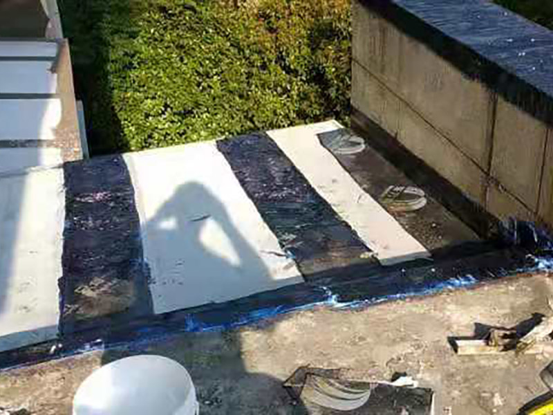 屋頂漏水怎么做？可以用耐候玻璃膠，或密封膠。一是利用玻璃房的坡度加大，將頂面雨水因勢(shì)利導(dǎo)的迅速排除；二是利用防水涂料堵塞玻璃桿件間的縫隙，要求無(wú)縫、無(wú)孔，以防止雨水滲漏。