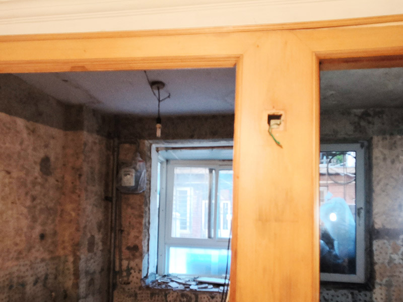 廚衛(wèi)改造施工：改造之前你需要將這些不滿意的地方進(jìn)行拆除，且拆除之后的垃圾也要及時(shí)清理，避免阻礙施工進(jìn)程。將不需要或是不滿意的地方進(jìn)行拆除后，留下的成品需要進(jìn)行施工保護(hù)，防止磕碰到，還可防止被上面的重物或是棱角碰壞。 水電改造可謂是改造衛(wèi)生間的重點(diǎn)，衛(wèi)生間原有的水電路管線往往有許多不合理的布局，所以在改造過(guò)程中要對(duì)原有的水電路進(jìn)行徹查，看是否存在銹蝕、老化等情況，若有，則需要更換新的電路、水路，如果線路良好，且沒(méi)有多大的問(wèn)題，則只需要添加刪減線路就可以了。同時(shí)在改造的時(shí)候最好能做到以后維修和保養(yǎng)都比較方便，然后將其做好隱蔽處理。 衛(wèi)生間墻面上要做大約30厘米的防水涂料，以防積水浸透墻面，且要保證涂刷厚度均勻，還需要處理好地面和墻面交界處的各類(lèi)管件的涂刷。待防水處理完全確定后，等待地面干透就可以做后續(xù)的工程了。