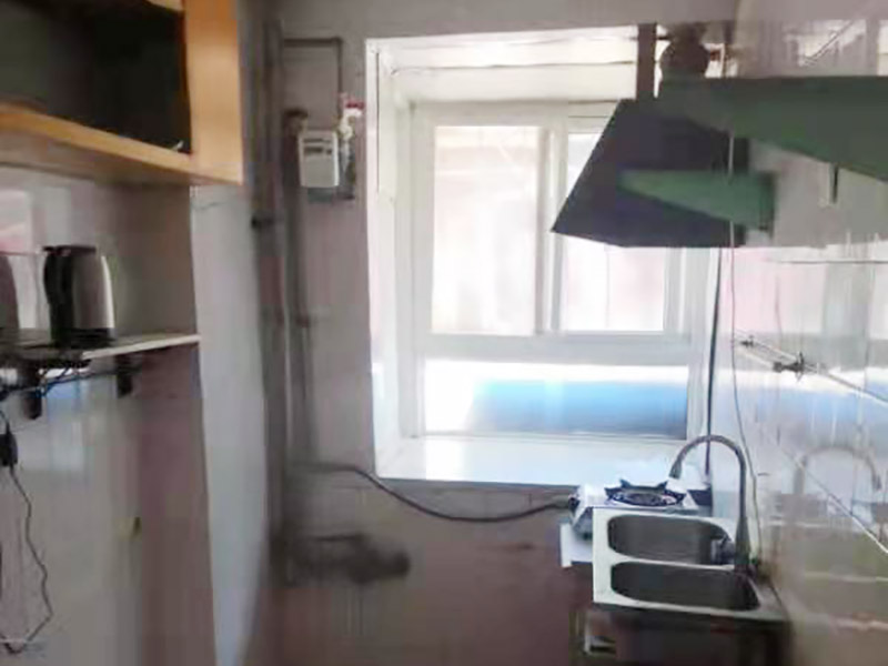 廚衛(wèi)改造施工：改造之前你需要將這些不滿意的地方進(jìn)行拆除，且拆除之后的垃圾也要及時(shí)清理，避免阻礙施工進(jìn)程。將不需要或是不滿意的地方進(jìn)行拆除后，留下的成品需要進(jìn)行施工保護(hù)，防止磕碰到，還可防止被上面的重物或是棱角碰壞。 水電改造可謂是改造衛(wèi)生間的重點(diǎn)，衛(wèi)生間原有的水電路管線往往有許多不合理的布局，所以在改造過(guò)程中要對(duì)原有的水電路進(jìn)行徹查，看是否存在銹蝕、老化等情況，若有，則需要更換新的電路、水路，如果線路良好，且沒(méi)有多大的問(wèn)題，則只需要添加刪減線路就可以了。同時(shí)在改造的時(shí)候最好能做到以后維修和保養(yǎng)都比較方便，然后將其做好隱蔽處理。 衛(wèi)生間墻面上要做大約30厘米的防水涂料，以防積水浸透墻面，且要保證涂刷厚度均勻，還需要處理好地面和墻面交界處的各類(lèi)管件的涂刷。待防水處理完全確定后，等待地面干透就可以做后續(xù)的工程了。