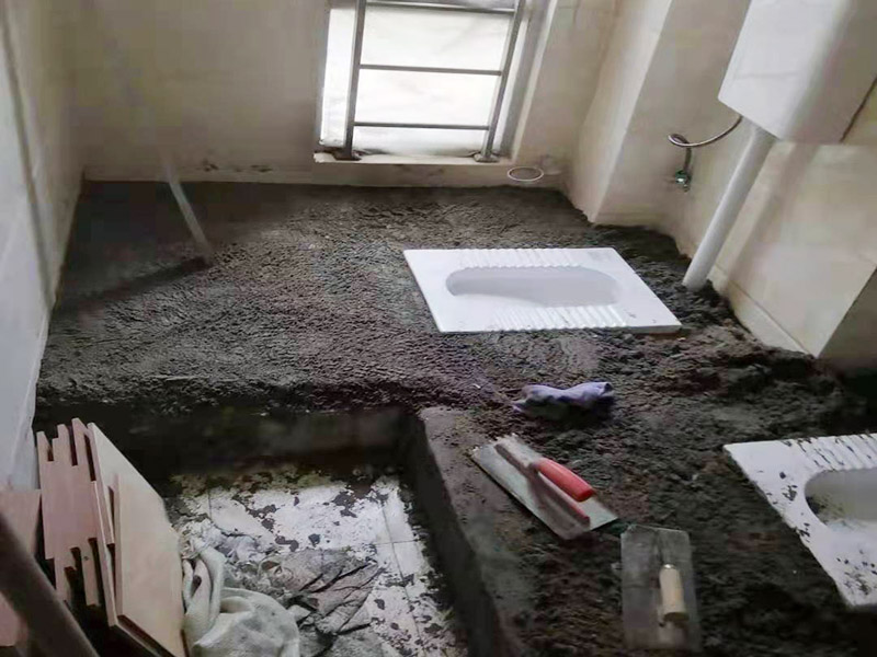 蹲便器安裝貼磚裝修：1.根據(jù)所安裝產(chǎn)品的排污口，在離墻適當(dāng)?shù)奈恢妙A(yù)留下水管道，同時(shí)確定下水管道入口距地平面的距離。 2.在地面下預(yù)留安裝蹲便器的凹坑深度大于便器的高度。 3.將連接膠塞放入蹲便器的進(jìn)水孔內(nèi)卡緊。在與蹲便器進(jìn)水孔接觸的外邊緣涂上一層玻璃膠或油灰，將進(jìn)水管插入膠塞進(jìn)水孔內(nèi)，使其與膠塞密封良好，以防漏水。 4.在蹲便器的出水口的邊緣涂上一層玻璃膠或油灰，放入下水管道的入口旋合，用焦渣或其它填充物將便器架設(shè)水平。 5.打開進(jìn)水系統(tǒng)，檢查各接合處有無漏水情況，若出現(xiàn)漏水，則要檢查各接合處的情況。直至問題解決。 6.檢查各接合處無漏水情況后，用填充物將便器周圍填實(shí)，同時(shí)陶瓷與水泥砂漿的接觸面填上 1cm 以上的瀝青或油氈等彈性材料。 7.用水泥砂漿將蹲便器固定在水平面內(nèi)，平穩(wěn)、牢固后，然后在水泥面上鋪貼衛(wèi)生間地磚。 8.試沖水，若無異常即可使用。