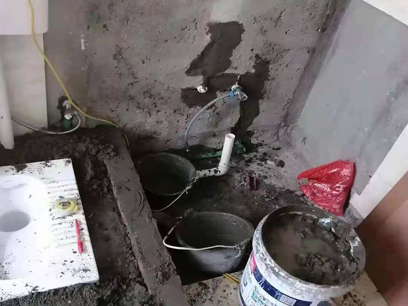 蹲便器安裝貼磚裝修：1.根據(jù)所安裝產(chǎn)品的排污口，在離墻適當(dāng)?shù)奈恢妙A(yù)留下水管道，同時(shí)確定下水管道入口距地平面的距離。 2.在地面下預(yù)留安裝蹲便器的凹坑深度大于便器的高度。 3.將連接膠塞放入蹲便器的進(jìn)水孔內(nèi)卡緊。在與蹲便器進(jìn)水孔接觸的外邊緣涂上一層玻璃膠或油灰，將進(jìn)水管插入膠塞進(jìn)水孔內(nèi)，使其與膠塞密封良好，以防漏水。 4.在蹲便器的出水口的邊緣涂上一層玻璃膠或油灰，放入下水管道的入口旋合，用焦渣或其它填充物將便器架設(shè)水平。 5.打開進(jìn)水系統(tǒng)，檢查各接合處有無漏水情況，若出現(xiàn)漏水，則要檢查各接合處的情況。直至問題解決。 6.檢查各接合處無漏水情況后，用填充物將便器周圍填實(shí)，同時(shí)陶瓷與水泥砂漿的接觸面填上 1cm 以上的瀝青或油氈等彈性材料。 7.用水泥砂漿將蹲便器固定在水平面內(nèi)，平穩(wěn)、牢固后，然后在水泥面上鋪貼衛(wèi)生間地磚。 8.試沖水，若無異常即可使用。