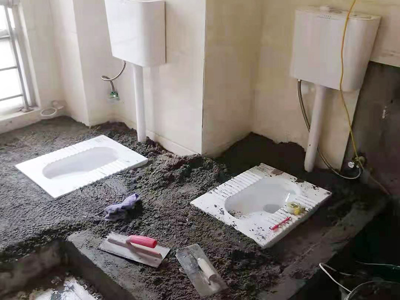 蹲便器安裝貼磚裝修：1.根據(jù)所安裝產(chǎn)品的排污口，在離墻適當(dāng)?shù)奈恢妙A(yù)留下水管道，同時(shí)確定下水管道入口距地平面的距離。 2.在地面下預(yù)留安裝蹲便器的凹坑深度大于便器的高度。 3.將連接膠塞放入蹲便器的進(jìn)水孔內(nèi)卡緊。在與蹲便器進(jìn)水孔接觸的外邊緣涂上一層玻璃膠或油灰，將進(jìn)水管插入膠塞進(jìn)水孔內(nèi)，使其與膠塞密封良好，以防漏水。 4.在蹲便器的出水口的邊緣涂上一層玻璃膠或油灰，放入下水管道的入口旋合，用焦渣或其它填充物將便器架設(shè)水平。 5.打開進(jìn)水系統(tǒng)，檢查各接合處有無漏水情況，若出現(xiàn)漏水，則要檢查各接合處的情況。直至問題解決。 6.檢查各接合處無漏水情況后，用填充物將便器周圍填實(shí)，同時(shí)陶瓷與水泥砂漿的接觸面填上 1cm 以上的瀝青或油氈等彈性材料。 7.用水泥砂漿將蹲便器固定在水平面內(nèi)，平穩(wěn)、牢固后，然后在水泥面上鋪貼衛(wèi)生間地磚。 8.試沖水，若無異常即可使用。