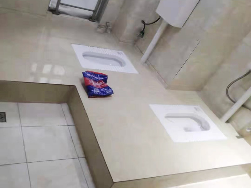 蹲便器安裝貼磚裝修：1.根據(jù)所安裝產(chǎn)品的排污口，在離墻適當(dāng)?shù)奈恢妙A(yù)留下水管道，同時(shí)確定下水管道入口距地平面的距離。 2.在地面下預(yù)留安裝蹲便器的凹坑深度大于便器的高度。 3.將連接膠塞放入蹲便器的進(jìn)水孔內(nèi)卡緊。在與蹲便器進(jìn)水孔接觸的外邊緣涂上一層玻璃膠或油灰，將進(jìn)水管插入膠塞進(jìn)水孔內(nèi)，使其與膠塞密封良好，以防漏水。 4.在蹲便器的出水口的邊緣涂上一層玻璃膠或油灰，放入下水管道的入口旋合，用焦渣或其它填充物將便器架設(shè)水平。 5.打開進(jìn)水系統(tǒng)，檢查各接合處有無漏水情況，若出現(xiàn)漏水，則要檢查各接合處的情況。直至問題解決。 6.檢查各接合處無漏水情況后，用填充物將便器周圍填實(shí)，同時(shí)陶瓷與水泥砂漿的接觸面填上 1cm 以上的瀝青或油氈等彈性材料。 7.用水泥砂漿將蹲便器固定在水平面內(nèi)，平穩(wěn)、牢固后，然后在水泥面上鋪貼衛(wèi)生間地磚。 8.試沖水，若無異常即可使用。