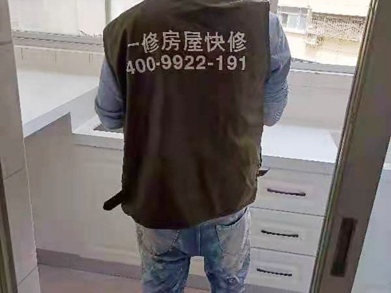 舊櫥柜更換安裝：櫥柜安裝一般先從地柜開始。把櫥柜外包裝拆開后。在櫥柜的邊緣貼上防火膜封邊。在下柜底部安裝上支腳，根據(jù)地面水平高度調整櫥柜。 櫥柜安裝需要找出基準點，L型廚房從直角處向兩邊延伸，U型廚房則先將中間的一字型柜體放整齊后，再從兩個直角處向兩邊站看，這樣可以避免出現(xiàn)縫隙。 櫥柜框架安裝牢固定位后，需要在櫥柜背面。一般安裝下水都會現(xiàn)場開孔，工人會用專業(yè)的打孔器按照管道大小進行打孔，打孔的直徑應比管道大3-4毫米，并且打孔后要將開孔部分用密封條封邊，防止邊緣滲水木材變形。把打好孔的背板根據(jù)櫥柜位置，依次封裝進去。接下去就是安裝吊柜了。同下柜一樣，吊柜也需要根據(jù)需要現(xiàn)場打孔，比如脫排油煙機的排煙管的孔位。