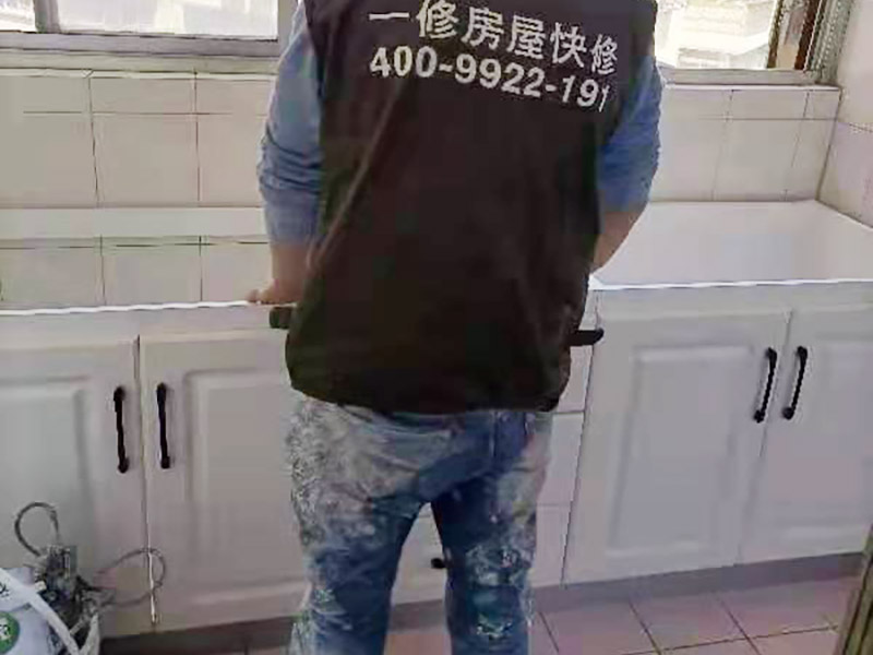 舊櫥柜更換安裝：櫥柜安裝一般先從地柜開始。把櫥柜外包裝拆開后。在櫥柜的邊緣貼上防火膜封邊。在下柜底部安裝上支腳，根據(jù)地面水平高度調整櫥柜。 櫥柜安裝需要找出基準點，L型廚房從直角處向兩邊延伸，U型廚房則先將中間的一字型柜體放整齊后，再從兩個直角處向兩邊站看，這樣可以避免出現(xiàn)縫隙。 櫥柜框架安裝牢固定位后，需要在櫥柜背面。一般安裝下水都會現(xiàn)場開孔，工人會用專業(yè)的打孔器按照管道大小進行打孔，打孔的直徑應比管道大3-4毫米，并且打孔后要將開孔部分用密封條封邊，防止邊緣滲水木材變形。把打好孔的背板根據(jù)櫥柜位置，依次封裝進去。接下去就是安裝吊柜了。同下柜一樣，吊柜也需要根據(jù)需要現(xiàn)場打孔，比如脫排油煙機的排煙管的孔位。