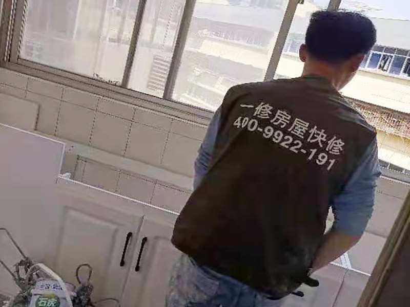 舊櫥柜更換安裝：櫥柜安裝一般先從地柜開始。把櫥柜外包裝拆開后。在櫥柜的邊緣貼上防火膜封邊。在下柜底部安裝上支腳，根據(jù)地面水平高度調整櫥柜。 櫥柜安裝需要找出基準點，L型廚房從直角處向兩邊延伸，U型廚房則先將中間的一字型柜體放整齊后，再從兩個直角處向兩邊站看，這樣可以避免出現(xiàn)縫隙。 櫥柜框架安裝牢固定位后，需要在櫥柜背面。一般安裝下水都會現(xiàn)場開孔，工人會用專業(yè)的打孔器按照管道大小進行打孔，打孔的直徑應比管道大3-4毫米，并且打孔后要將開孔部分用密封條封邊，防止邊緣滲水木材變形。把打好孔的背板根據(jù)櫥柜位置，依次封裝進去。接下去就是安裝吊柜了。同下柜一樣，吊柜也需要根據(jù)需要現(xiàn)場打孔，比如脫排油煙機的排煙管的孔位。