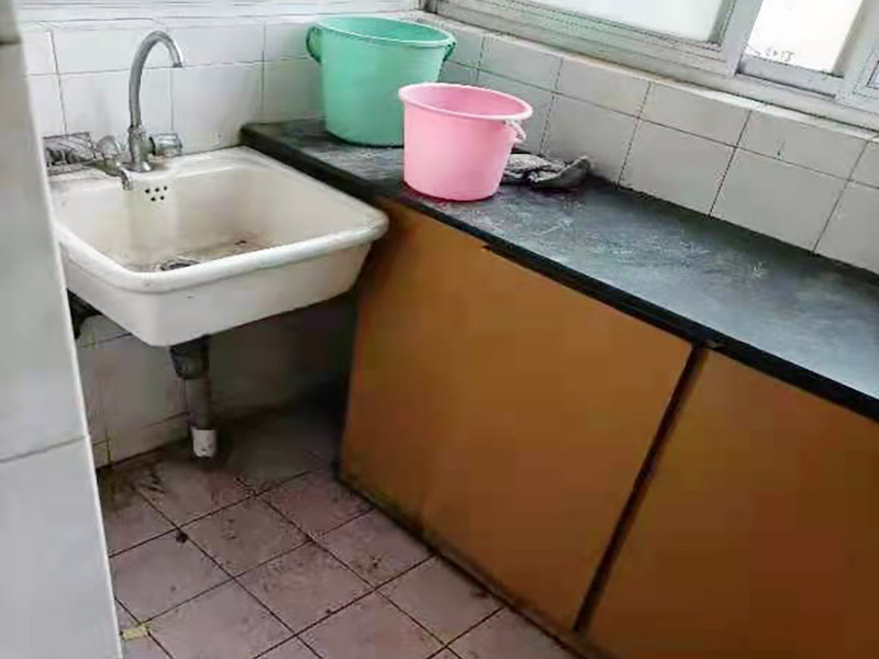 舊櫥柜更換安裝：櫥柜安裝一般先從地柜開始。把櫥柜外包裝拆開后。在櫥柜的邊緣貼上防火膜封邊。在下柜底部安裝上支腳，根據(jù)地面水平高度調整櫥柜。 櫥柜安裝需要找出基準點，L型廚房從直角處向兩邊延伸，U型廚房則先將中間的一字型柜體放整齊后，再從兩個直角處向兩邊站看，這樣可以避免出現(xiàn)縫隙。 櫥柜框架安裝牢固定位后，需要在櫥柜背面。一般安裝下水都會現(xiàn)場開孔，工人會用專業(yè)的打孔器按照管道大小進行打孔，打孔的直徑應比管道大3-4毫米，并且打孔后要將開孔部分用密封條封邊，防止邊緣滲水木材變形。把打好孔的背板根據(jù)櫥柜位置，依次封裝進去。接下去就是安裝吊柜了。同下柜一樣，吊柜也需要根據(jù)需要現(xiàn)場打孔，比如脫排油煙機的排煙管的孔位。