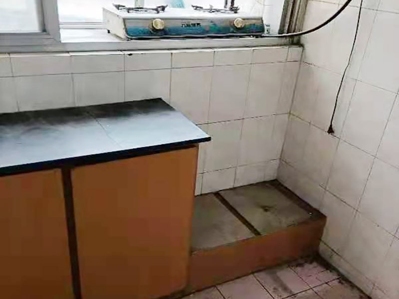 舊櫥柜更換安裝：櫥柜安裝一般先從地柜開始。把櫥柜外包裝拆開后。在櫥柜的邊緣貼上防火膜封邊。在下柜底部安裝上支腳，根據(jù)地面水平高度調整櫥柜。 櫥柜安裝需要找出基準點，L型廚房從直角處向兩邊延伸，U型廚房則先將中間的一字型柜體放整齊后，再從兩個直角處向兩邊站看，這樣可以避免出現(xiàn)縫隙。 櫥柜框架安裝牢固定位后，需要在櫥柜背面。一般安裝下水都會現(xiàn)場開孔，工人會用專業(yè)的打孔器按照管道大小進行打孔，打孔的直徑應比管道大3-4毫米，并且打孔后要將開孔部分用密封條封邊，防止邊緣滲水木材變形。把打好孔的背板根據(jù)櫥柜位置，依次封裝進去。接下去就是安裝吊柜了。同下柜一樣，吊柜也需要根據(jù)需要現(xiàn)場打孔，比如脫排油煙機的排煙管的孔位。