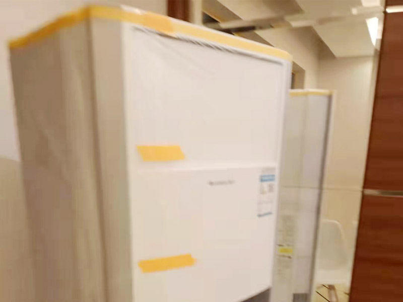 家電窗戶成品保護(hù)：地磚、地面石材保護(hù)方式：滿鋪成品瓦楞紙板，再用干凈彩條布滿鋪在普通石膏板上，在彩條布交接處及轉(zhuǎn)角處用膠帶固定，也可選用木芯板或三夾板。材料選用視上人、車情況而定。 開關(guān)插座的保護(hù)方式：用美紋紙滿包或采用透明塑料蓋保護(hù)。 門套的保護(hù)方式：用原門框保護(hù)膜，或者多層板或密度板，報紙，美紋紙保護(hù)。 玻璃鏡子的保護(hù)方式：塑料氣泡膜滿貼，用美紋紙進(jìn)行粘貼固定保護(hù)。