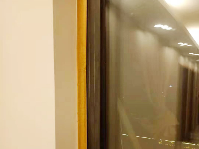 家電窗戶成品保護(hù)：地磚、地面石材保護(hù)方式：滿鋪成品瓦楞紙板，再用干凈彩條布滿鋪在普通石膏板上，在彩條布交接處及轉(zhuǎn)角處用膠帶固定，也可選用木芯板或三夾板。材料選用視上人、車情況而定。 開關(guān)插座的保護(hù)方式：用美紋紙滿包或采用透明塑料蓋保護(hù)。 門套的保護(hù)方式：用原門框保護(hù)膜，或者多層板或密度板，報紙，美紋紙保護(hù)。 玻璃鏡子的保護(hù)方式：塑料氣泡膜滿貼，用美紋紙進(jìn)行粘貼固定保護(hù)。