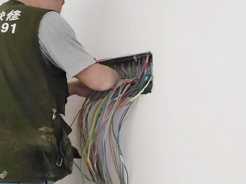 家庭電路排線維修：為避免發(fā)生裝修火災(zāi)，施工人員必須嚴(yán)格按照有關(guān)電力設(shè)計技術(shù)規(guī)范和有關(guān)規(guī)定進(jìn)行施工，裝修內(nèi)層須使用防火裝潢材料。裝修時不能亂拉、亂接。要考慮便于檢查線路，絕緣層破損要及時更換。裝修布線之前，首先應(yīng)將所有電路進(jìn)行綜合設(shè)計、進(jìn)行總體規(guī)劃。這樣不僅節(jié)省時間，也有利于以后的檢修維護(hù)。在這方面，弱電的要求則更細(xì)致些。