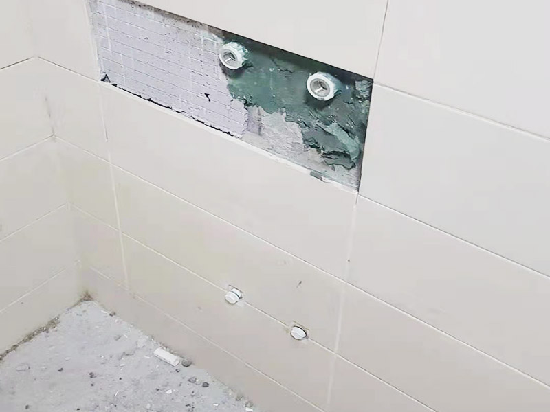 局部改造維修：衛(wèi)生間改造中水電的改造尤為重要且需要最早開始著手，由于會涉及到浴霸采暖、燈光的線路走向、水管的入墻等問題，所以在改造之前需制定一個詳細的水電走向設(shè)計，從而提高安全質(zhì)量以及滿足裝修業(yè)主們生活的需要。 其次就是需要對其做相應的防水處理。因為在日常的家庭中，衛(wèi)生間的水是處處可見的，非常潮濕。衛(wèi)生間內(nèi)的防水涂料是由地面延伸到墻面的，涂刷過程中精良的保證厚度均勻。還需要處理好地面和墻面交界處的各類管件的涂刷。待防水處理完全確定后，等待地面干透就可以做后續(xù)的工程了。 接下來就是貼瓷磚了。衛(wèi)生間改造中貼瓷磚不僅僅會有裝飾作用還能加強墻面和地面的防水效果。 衛(wèi)生間改造中一般都需要做吊頂處理，當然，美觀的同時作為淋浴的場所防水等方面也需要注意