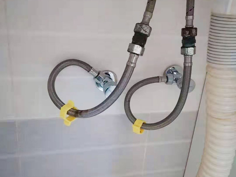 局部改造維修：衛(wèi)生間改造中水電的改造尤為重要且需要最早開始著手，由于會涉及到浴霸采暖、燈光的線路走向、水管的入墻等問題，所以在改造之前需制定一個詳細的水電走向設(shè)計，從而提高安全質(zhì)量以及滿足裝修業(yè)主們生活的需要。 其次就是需要對其做相應的防水處理。因為在日常的家庭中，衛(wèi)生間的水是處處可見的，非常潮濕。衛(wèi)生間內(nèi)的防水涂料是由地面延伸到墻面的，涂刷過程中精良的保證厚度均勻。還需要處理好地面和墻面交界處的各類管件的涂刷。待防水處理完全確定后，等待地面干透就可以做后續(xù)的工程了。 接下來就是貼瓷磚了。衛(wèi)生間改造中貼瓷磚不僅僅會有裝飾作用還能加強墻面和地面的防水效果。 衛(wèi)生間改造中一般都需要做吊頂處理，當然，美觀的同時作為淋浴的場所防水等方面也需要注意