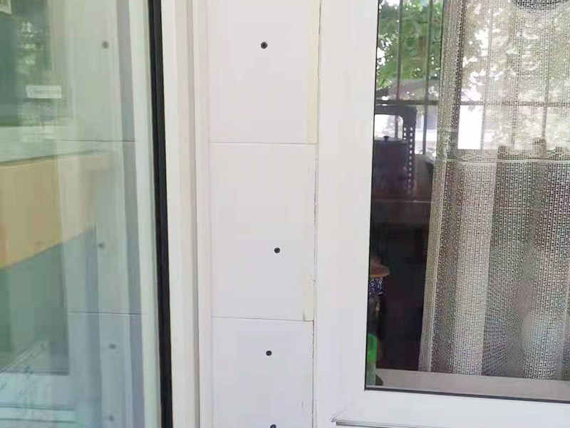 局部改造維修：衛(wèi)生間改造中水電的改造尤為重要且需要最早開始著手，由于會涉及到浴霸采暖、燈光的線路走向、水管的入墻等問題，所以在改造之前需制定一個詳細的水電走向設(shè)計，從而提高安全質(zhì)量以及滿足裝修業(yè)主們生活的需要。 其次就是需要對其做相應的防水處理。因為在日常的家庭中，衛(wèi)生間的水是處處可見的，非常潮濕。衛(wèi)生間內(nèi)的防水涂料是由地面延伸到墻面的，涂刷過程中精良的保證厚度均勻。還需要處理好地面和墻面交界處的各類管件的涂刷。待防水處理完全確定后，等待地面干透就可以做后續(xù)的工程了。 接下來就是貼瓷磚了。衛(wèi)生間改造中貼瓷磚不僅僅會有裝飾作用還能加強墻面和地面的防水效果。 衛(wèi)生間改造中一般都需要做吊頂處理，當然，美觀的同時作為淋浴的場所防水等方面也需要注意