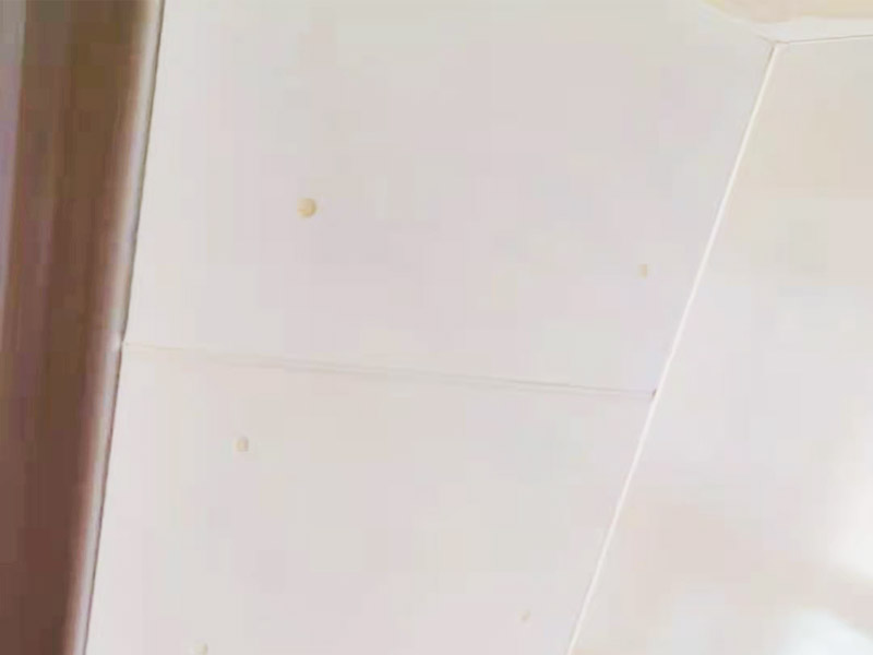 局部改造維修：衛(wèi)生間改造中水電的改造尤為重要且需要最早開始著手，由于會涉及到浴霸采暖、燈光的線路走向、水管的入墻等問題，所以在改造之前需制定一個詳細的水電走向設(shè)計，從而提高安全質(zhì)量以及滿足裝修業(yè)主們生活的需要。 其次就是需要對其做相應的防水處理。因為在日常的家庭中，衛(wèi)生間的水是處處可見的，非常潮濕。衛(wèi)生間內(nèi)的防水涂料是由地面延伸到墻面的，涂刷過程中精良的保證厚度均勻。還需要處理好地面和墻面交界處的各類管件的涂刷。待防水處理完全確定后，等待地面干透就可以做后續(xù)的工程了。 接下來就是貼瓷磚了。衛(wèi)生間改造中貼瓷磚不僅僅會有裝飾作用還能加強墻面和地面的防水效果。 衛(wèi)生間改造中一般都需要做吊頂處理，當然，美觀的同時作為淋浴的場所防水等方面也需要注意