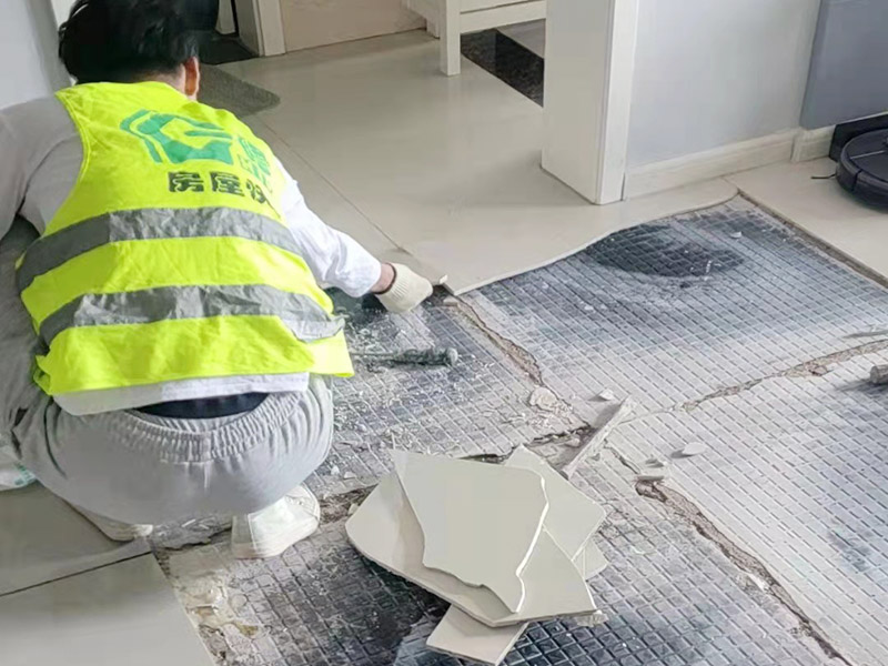 客廳地磚起翹修復(fù)：將油灰刀的邊緣滑入松散的瓷磚與其旁邊的瓷磚之間的接縫中。撬起瓷磚并將其移除。用金屬刮刀或小的撬桿的平坦邊緣刮掉基材和瓷磚背面的稀釋劑或瓷磚粘合劑。用相同的工具刮擦周圍空間的舊水泥漿。用清水沖洗除去翹起的瓷磚，然后用濕海綿擦拭，使其干凈。將砂漿抹在缺口邊緣上，然后將稀釋水泥砂漿抹在瓷磚的背面，將瓷磚鋪回原位。如果難以將瓷磚平整，則將瓷磚墊片插入接縫或修補物與包圍它的瓷磚之間的接縫或接縫中。刮掉多余的漿液，并讓該區(qū)域靜置約10分鐘。用水蘸軟海綿，然后輕輕擦拭修復(fù)區(qū)域。瓷磚上出現(xiàn)一層干粉后，請用干抹布擦拭。