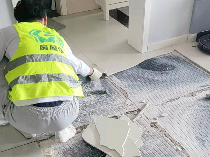 客廳地磚起翹修復(fù)：將油灰刀的邊緣滑入松散的瓷磚與其旁邊的瓷磚之間的接縫中。撬起瓷磚并將其移除。用金屬刮刀或小的撬桿的平坦邊緣刮掉基材和瓷磚背面的稀釋劑或瓷磚粘合劑。用相同的工具刮擦周圍空間的舊水泥漿。用清水沖洗除去翹起的瓷磚，然后用濕海綿擦拭，使其干凈。將砂漿抹在缺口邊緣上，然后將稀釋水泥砂漿抹在瓷磚的背面，將瓷磚鋪回原位。如果難以將瓷磚平整，則將瓷磚墊片插入接縫或修補物與包圍它的瓷磚之間的接縫或接縫中。刮掉多余的漿液，并讓該區(qū)域靜置約10分鐘。用水蘸軟海綿，然后輕輕擦拭修復(fù)區(qū)域。瓷磚上出現(xiàn)一層干粉后，請用干抹布擦拭。