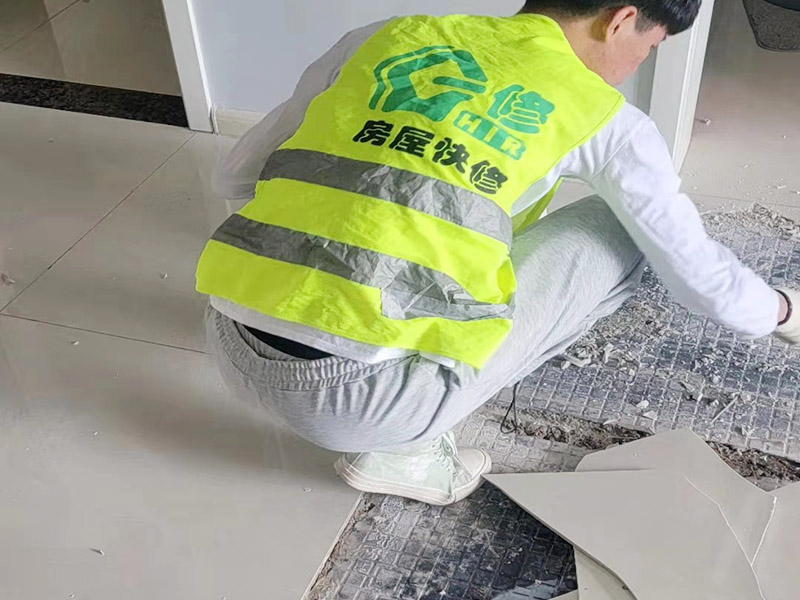 客廳地磚起翹修復(fù)：將油灰刀的邊緣滑入松散的瓷磚與其旁邊的瓷磚之間的接縫中。撬起瓷磚并將其移除。用金屬刮刀或小的撬桿的平坦邊緣刮掉基材和瓷磚背面的稀釋劑或瓷磚粘合劑。用相同的工具刮擦周圍空間的舊水泥漿。用清水沖洗除去翹起的瓷磚，然后用濕海綿擦拭，使其干凈。將砂漿抹在缺口邊緣上，然后將稀釋水泥砂漿抹在瓷磚的背面，將瓷磚鋪回原位。如果難以將瓷磚平整，則將瓷磚墊片插入接縫或修補物與包圍它的瓷磚之間的接縫或接縫中。刮掉多余的漿液，并讓該區(qū)域靜置約10分鐘。用水蘸軟海綿，然后輕輕擦拭修復(fù)區(qū)域。瓷磚上出現(xiàn)一層干粉后，請用干抹布擦拭。