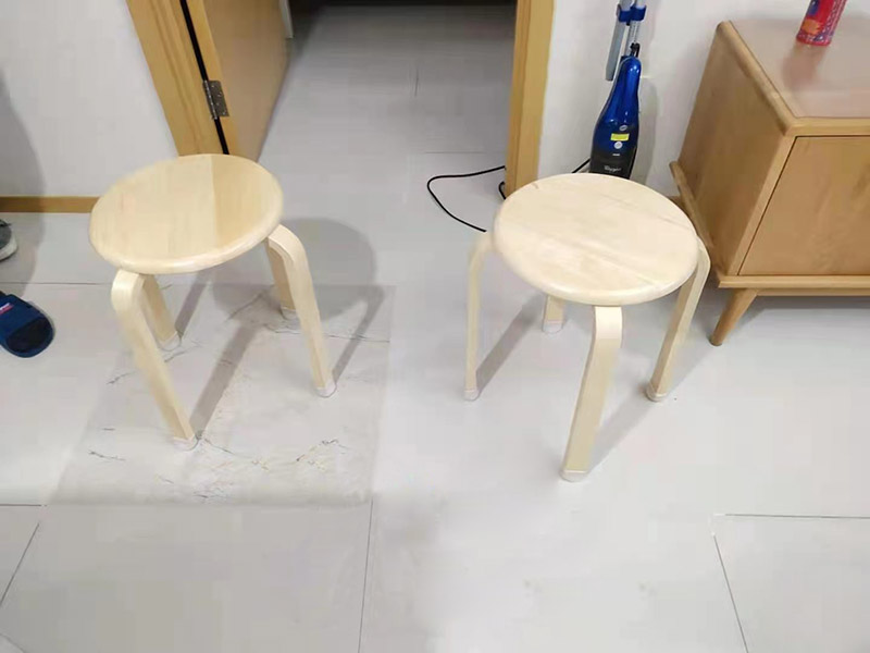 客廳地磚起翹修復(fù)：將油灰刀的邊緣滑入松散的瓷磚與其旁邊的瓷磚之間的接縫中。撬起瓷磚并將其移除。用金屬刮刀或小的撬桿的平坦邊緣刮掉基材和瓷磚背面的稀釋劑或瓷磚粘合劑。用相同的工具刮擦周圍空間的舊水泥漿。用清水沖洗除去翹起的瓷磚，然后用濕海綿擦拭，使其干凈。將砂漿抹在缺口邊緣上，然后將稀釋水泥砂漿抹在瓷磚的背面，將瓷磚鋪回原位。如果難以將瓷磚平整，則將瓷磚墊片插入接縫或修補物與包圍它的瓷磚之間的接縫或接縫中。刮掉多余的漿液，并讓該區(qū)域靜置約10分鐘。用水蘸軟海綿，然后輕輕擦拭修復(fù)區(qū)域。瓷磚上出現(xiàn)一層干粉后，請用干抹布擦拭。