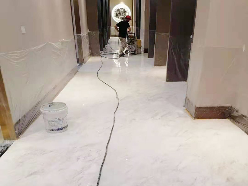 酒店走廊打磨翻新：瓷磚在經(jīng)過歲月洗禮之后，表面容易積水垢、油污，尤其縫里污漬特別多。所以在清洗瓷磚時(shí)，建議使用去污膏對表面進(jìn)行一個徹底清洗。處理瓷磚縫隙的話，可以用牙刷沾著去污膏然后刷去。最后再用清水清理一遍，擦干即可。如果效果不滿意的話，還可以使用拋光打磨機(jī)對瓷磚進(jìn)行打磨，雖然可以讓瓷磚恢復(fù)透亮，但對圖案紋理的完整性有一定的影響。