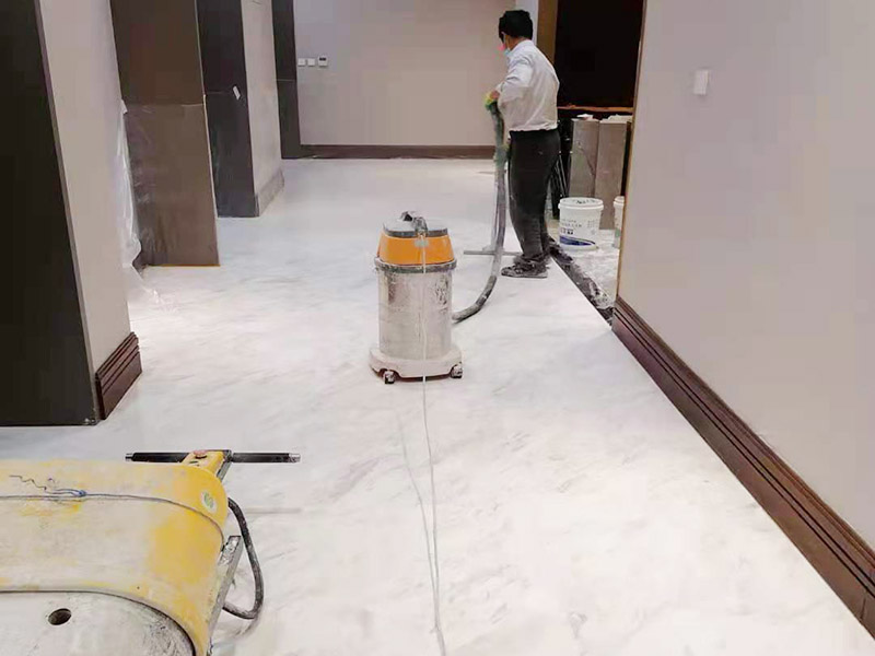 酒店走廊打磨翻新：瓷磚在經(jīng)過歲月洗禮之后，表面容易積水垢、油污，尤其縫里污漬特別多。所以在清洗瓷磚時(shí)，建議使用去污膏對表面進(jìn)行一個徹底清洗。處理瓷磚縫隙的話，可以用牙刷沾著去污膏然后刷去。最后再用清水清理一遍，擦干即可。如果效果不滿意的話，還可以使用拋光打磨機(jī)對瓷磚進(jìn)行打磨，雖然可以讓瓷磚恢復(fù)透亮，但對圖案紋理的完整性有一定的影響。