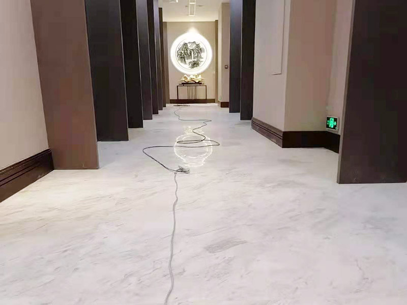 酒店走廊打磨翻新：瓷磚在經(jīng)過歲月洗禮之后，表面容易積水垢、油污，尤其縫里污漬特別多。所以在清洗瓷磚時(shí)，建議使用去污膏對表面進(jìn)行一個徹底清洗。處理瓷磚縫隙的話，可以用牙刷沾著去污膏然后刷去。最后再用清水清理一遍，擦干即可。如果效果不滿意的話，還可以使用拋光打磨機(jī)對瓷磚進(jìn)行打磨，雖然可以讓瓷磚恢復(fù)透亮，但對圖案紋理的完整性有一定的影響。
