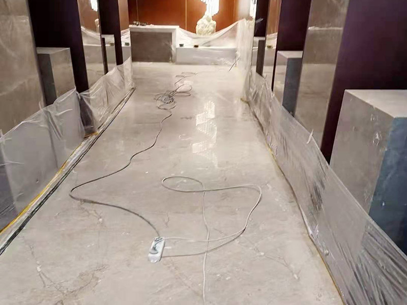 酒店走廊打磨翻新：瓷磚在經(jīng)過歲月洗禮之后，表面容易積水垢、油污，尤其縫里污漬特別多。所以在清洗瓷磚時(shí)，建議使用去污膏對表面進(jìn)行一個徹底清洗。處理瓷磚縫隙的話，可以用牙刷沾著去污膏然后刷去。最后再用清水清理一遍，擦干即可。如果效果不滿意的話，還可以使用拋光打磨機(jī)對瓷磚進(jìn)行打磨，雖然可以讓瓷磚恢復(fù)透亮，但對圖案紋理的完整性有一定的影響。