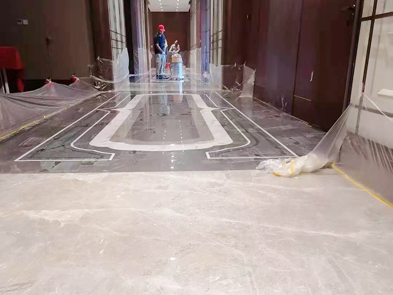 酒店走廊打磨翻新：瓷磚在經(jīng)過歲月洗禮之后，表面容易積水垢、油污，尤其縫里污漬特別多。所以在清洗瓷磚時(shí)，建議使用去污膏對表面進(jìn)行一個徹底清洗。處理瓷磚縫隙的話，可以用牙刷沾著去污膏然后刷去。最后再用清水清理一遍，擦干即可。如果效果不滿意的話，還可以使用拋光打磨機(jī)對瓷磚進(jìn)行打磨，雖然可以讓瓷磚恢復(fù)透亮，但對圖案紋理的完整性有一定的影響。