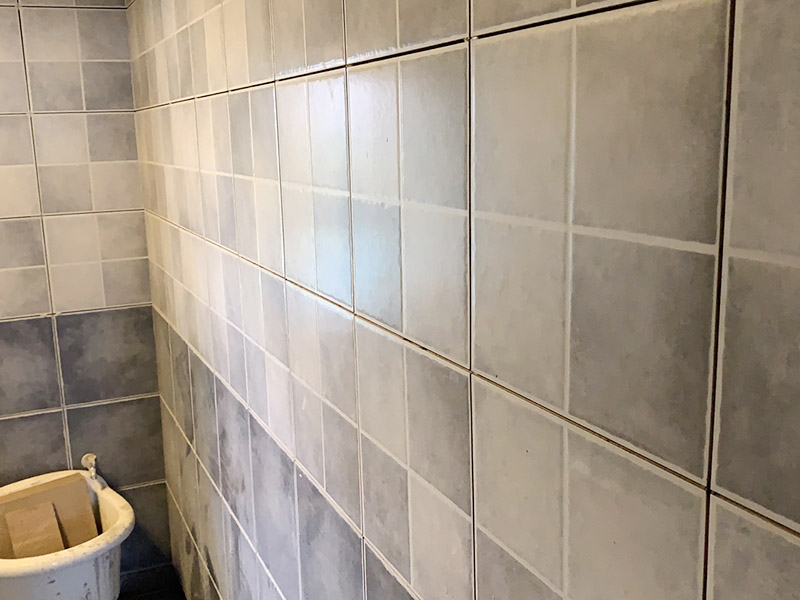 衛(wèi)生間墻磚鋪貼：首先應除去基層表面的污垢，油漬，浮灰;除去基層上所有涂料層，膩子層;如果基層未能達到平整度要求，需對基層進行預先的找平處理。鋪貼瓷磚前需事先找好垂直線，以此為基準鋪貼的瓷磚高低均勻、垂直美觀;此外，施工前在墻體四周需彈出標高控制線，在地面彈出十字線，以控制地磚分隔尺寸。調(diào)制粘結(jié)劑：加水后將粘結(jié)劑漿料攪拌至潤滑均勻，無明顯塊狀或糊狀結(jié)塊，攪拌后的漿料靜置5-10分鐘后再稍加攪拌1-2分鐘即可使用。 將瓷磚平整地鋪貼在基層上，使用橡膠錘將瓷磚拍實鋪平。施工過程中，可小幅度轉(zhuǎn)動瓷磚，使?jié){料與瓷磚背面充分接觸。