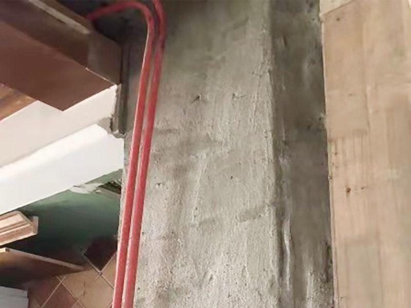 煙道維修施工：煙道一般是這樣的，倒樓板的時(shí)候，會(huì)在煙道位置留一個(gè)孔，要求混凝土返上30CM，防止?jié)B水，但大多數(shù)是沒(méi)有的，只會(huì)在這個(gè)孔周圍砌磚。也可換用成品煙道進(jìn)行替換。　煙道是廢氣和煙霧排放的管狀裝置，住宅煙道是指用于排除廚房煙氣或衛(wèi)生間廢氣的豎向管道制品，也稱排風(fēng)道、通風(fēng)道、住宅排氣道。