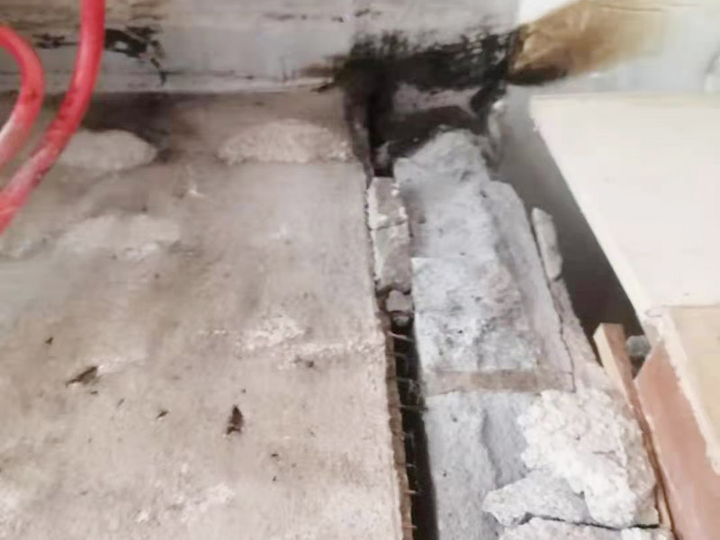 煙道維修施工：煙道一般是這樣的，倒樓板的時(shí)候，會(huì)在煙道位置留一個(gè)孔，要求混凝土返上30CM，防止?jié)B水，但大多數(shù)是沒(méi)有的，只會(huì)在這個(gè)孔周圍砌磚。也可換用成品煙道進(jìn)行替換?！煹朗菑U氣和煙霧排放的管狀裝置，住宅煙道是指用于排除廚房煙氣或衛(wèi)生間廢氣的豎向管道制品，也稱排風(fēng)道、通風(fēng)道、住宅排氣道。