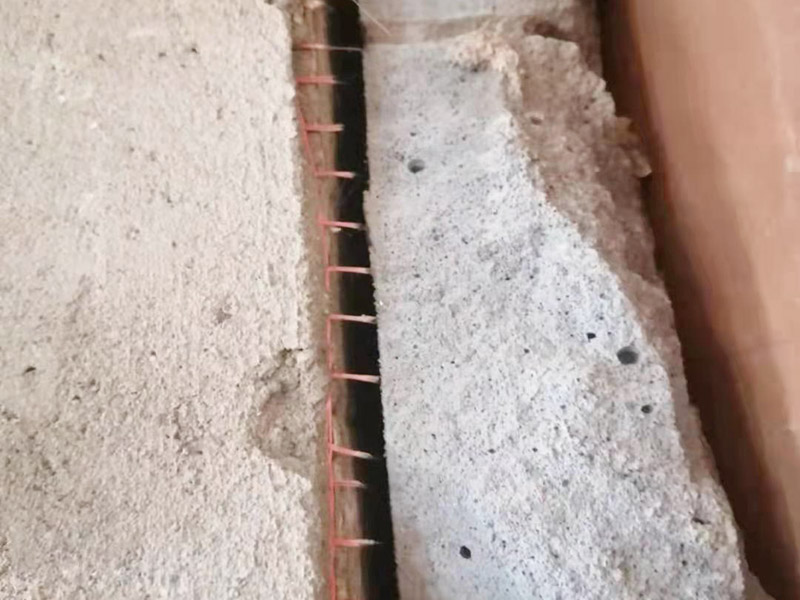 煙道維修施工：煙道一般是這樣的，倒樓板的時(shí)候，會(huì)在煙道位置留一個(gè)孔，要求混凝土返上30CM，防止?jié)B水，但大多數(shù)是沒(méi)有的，只會(huì)在這個(gè)孔周圍砌磚。也可換用成品煙道進(jìn)行替換?！煹朗菑U氣和煙霧排放的管狀裝置，住宅煙道是指用于排除廚房煙氣或衛(wèi)生間廢氣的豎向管道制品，也稱排風(fēng)道、通風(fēng)道、住宅排氣道。