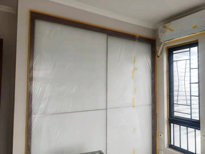 墻面家具成品保護(hù)：裝修工程成品保護(hù)包括玻璃幕墻、鋁合金成品保護(hù)、電訊通訊成品保護(hù)、木門成品保護(hù)，地面、墻面成品保護(hù)，水電成品保護(hù)，消防人防設(shè)備成品保護(hù)，通風(fēng)空調(diào)專業(yè)成品保護(hù)，吊頂成品保護(hù)以及石材成品保護(hù)。