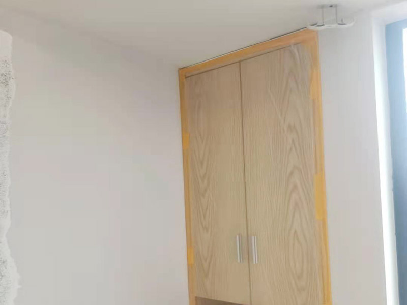 墻面家具成品保護(hù)：裝修工程成品保護(hù)包括玻璃幕墻、鋁合金成品保護(hù)、電訊通訊成品保護(hù)、木門成品保護(hù)，地面、墻面成品保護(hù)，水電成品保護(hù)，消防人防設(shè)備成品保護(hù)，通風(fēng)空調(diào)專業(yè)成品保護(hù)，吊頂成品保護(hù)以及石材成品保護(hù)。