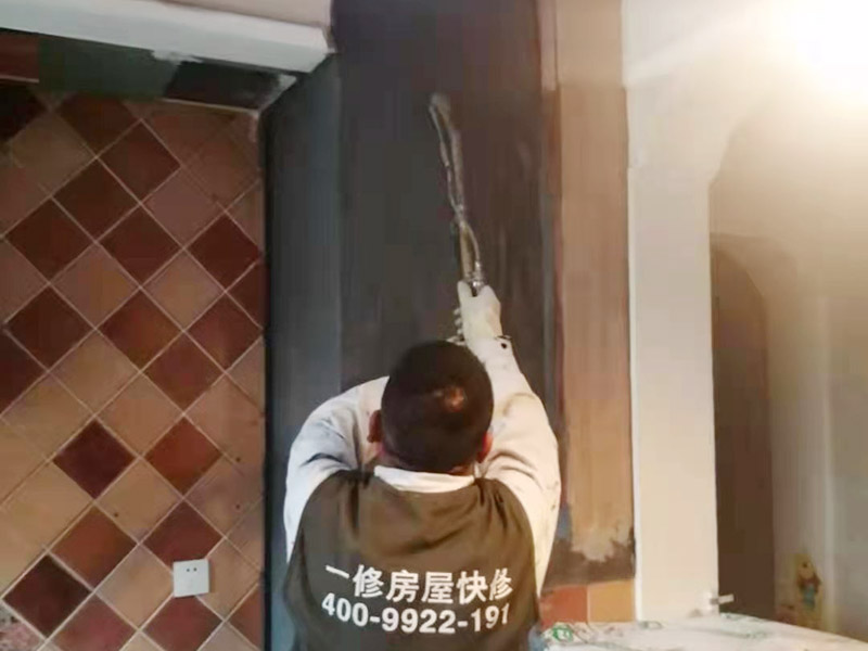 廚房墻面局部防水修復(fù):基面處理是防水施工的關(guān)鍵，施工前須清理基面，以確保其堅固、平整、干凈，無灰塵、油膩、蠟、脫模劑等以及其它碎屑物質(zhì)，如有孔隙、裂縫等缺陷的，須預(yù)先用水泥砂漿修補抹平，陰陽角處應(yīng)抹成圓弧形。保持基面濕潤當無水。涂刷時力度均勻，注意不要漏刷；前后兩遍涂刷時保持垂直相交的角度，以充分覆蓋到位；單次涂刷不宜過厚，特別是管口和轉(zhuǎn)角處，不能超過1mm，防止干固后產(chǎn)生裂縫。施工24時后建議用濕布覆蓋涂層或噴霧灑水對涂層進行養(yǎng)護，在完全干固前須禁止踩踏、雨水、暴曬、尖銳損傷，特別是在后期安裝潔具時要特別注意不要破壞防水層。