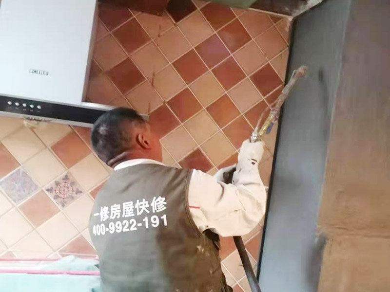 廚房墻面局部防水修復(fù):基面處理是防水施工的關(guān)鍵，施工前須清理基面，以確保其堅固、平整、干凈，無灰塵、油膩、蠟、脫模劑等以及其它碎屑物質(zhì)，如有孔隙、裂縫等缺陷的，須預(yù)先用水泥砂漿修補抹平，陰陽角處應(yīng)抹成圓弧形。保持基面濕潤當無水。涂刷時力度均勻，注意不要漏刷；前后兩遍涂刷時保持垂直相交的角度，以充分覆蓋到位；單次涂刷不宜過厚，特別是管口和轉(zhuǎn)角處，不能超過1mm，防止干固后產(chǎn)生裂縫。施工24時后建議用濕布覆蓋涂層或噴霧灑水對涂層進行養(yǎng)護，在完全干固前須禁止踩踏、雨水、暴曬、尖銳損傷，特別是在后期安裝潔具時要特別注意不要破壞防水層。