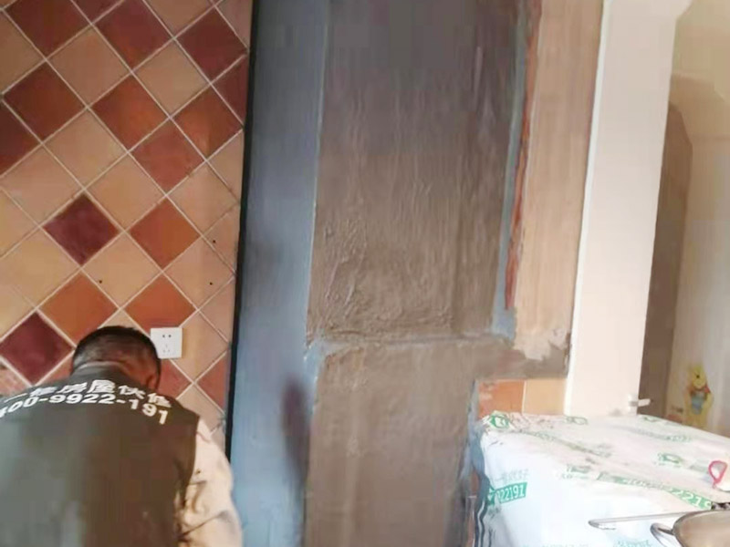 廚房墻面局部防水修復(fù):基面處理是防水施工的關(guān)鍵，施工前須清理基面，以確保其堅固、平整、干凈，無灰塵、油膩、蠟、脫模劑等以及其它碎屑物質(zhì)，如有孔隙、裂縫等缺陷的，須預(yù)先用水泥砂漿修補抹平，陰陽角處應(yīng)抹成圓弧形。保持基面濕潤當無水。涂刷時力度均勻，注意不要漏刷；前后兩遍涂刷時保持垂直相交的角度，以充分覆蓋到位；單次涂刷不宜過厚，特別是管口和轉(zhuǎn)角處，不能超過1mm，防止干固后產(chǎn)生裂縫。施工24時后建議用濕布覆蓋涂層或噴霧灑水對涂層進行養(yǎng)護，在完全干固前須禁止踩踏、雨水、暴曬、尖銳損傷，特別是在后期安裝潔具時要特別注意不要破壞防水層。