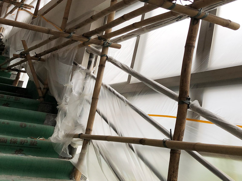 腳手架搭建安裝：腳手架外側(cè)防護(hù)必須使用合格的密目式安全網(wǎng)封閉，架體陰陽(yáng)轉(zhuǎn)角處應(yīng)設(shè)置4根立桿，大橫桿應(yīng)連通封閉。主節(jié)點(diǎn)處必須設(shè)置縱橫向水平桿，立桿除頂層頂部外必須采用對(duì)接，大橫桿在架體轉(zhuǎn)角外可以搭接，剪刀撐必須搭接。剪刀撐、連墻件必須隨外腳手架同步搭設(shè)、同步拆除，嚴(yán)禁后搭或先拆。落地式腳手架搭設(shè)高度不宜超過35m，高度在35～50m時(shí)必須采取卸荷措施，高度大于50m時(shí)必須采取卸荷措施。