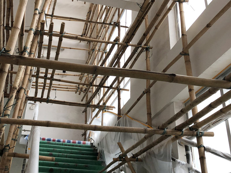 腳手架搭建安裝：腳手架外側(cè)防護(hù)必須使用合格的密目式安全網(wǎng)封閉，架體陰陽(yáng)轉(zhuǎn)角處應(yīng)設(shè)置4根立桿，大橫桿應(yīng)連通封閉。主節(jié)點(diǎn)處必須設(shè)置縱橫向水平桿，立桿除頂層頂部外必須采用對(duì)接，大橫桿在架體轉(zhuǎn)角外可以搭接，剪刀撐必須搭接。剪刀撐、連墻件必須隨外腳手架同步搭設(shè)、同步拆除，嚴(yán)禁后搭或先拆。落地式腳手架搭設(shè)高度不宜超過35m，高度在35～50m時(shí)必須采取卸荷措施，高度大于50m時(shí)必須采取卸荷措施。