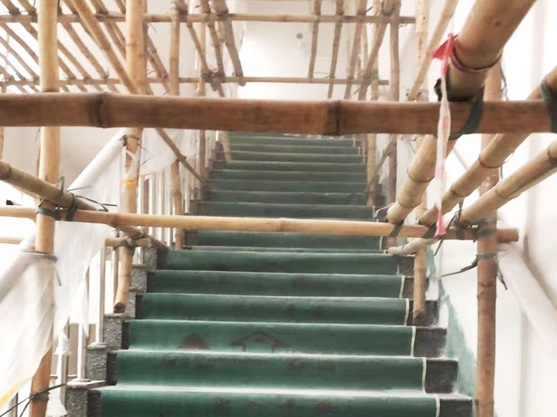 腳手架搭建安裝：腳手架外側(cè)防護(hù)必須使用合格的密目式安全網(wǎng)封閉，架體陰陽(yáng)轉(zhuǎn)角處應(yīng)設(shè)置4根立桿，大橫桿應(yīng)連通封閉。主節(jié)點(diǎn)處必須設(shè)置縱橫向水平桿，立桿除頂層頂部外必須采用對(duì)接，大橫桿在架體轉(zhuǎn)角外可以搭接，剪刀撐必須搭接。剪刀撐、連墻件必須隨外腳手架同步搭設(shè)、同步拆除，嚴(yán)禁后搭或先拆。落地式腳手架搭設(shè)高度不宜超過35m，高度在35～50m時(shí)必須采取卸荷措施，高度大于50m時(shí)必須采取卸荷措施。