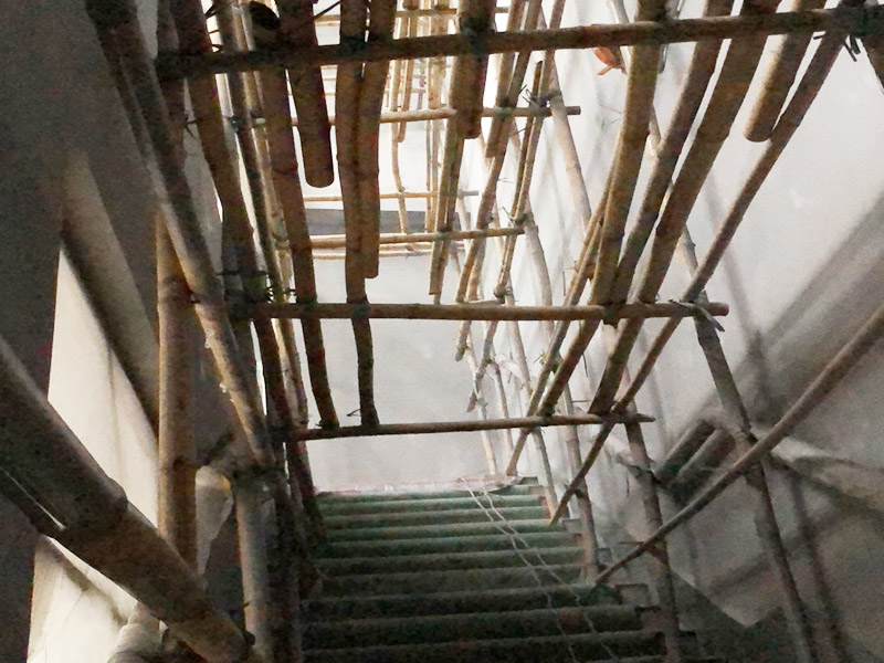 腳手架搭建安裝：腳手架外側(cè)防護(hù)必須使用合格的密目式安全網(wǎng)封閉，架體陰陽(yáng)轉(zhuǎn)角處應(yīng)設(shè)置4根立桿，大橫桿應(yīng)連通封閉。主節(jié)點(diǎn)處必須設(shè)置縱橫向水平桿，立桿除頂層頂部外必須采用對(duì)接，大橫桿在架體轉(zhuǎn)角外可以搭接，剪刀撐必須搭接。剪刀撐、連墻件必須隨外腳手架同步搭設(shè)、同步拆除，嚴(yán)禁后搭或先拆。落地式腳手架搭設(shè)高度不宜超過35m，高度在35～50m時(shí)必須采取卸荷措施，高度大于50m時(shí)必須采取卸荷措施。