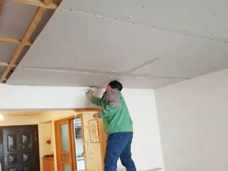 吊頂維修安裝：進行吊頂高度的精確測量，都是裝修吊頂?shù)牧鞒讨信旁谑孜坏牟襟E。具體的操作方法就是先準備好一個卷尺，然后標清楚所在房屋的高水平線，以豎向測量的方式，來確認標高，繼而用彈線把龍骨從頂板的位置彈出來，完成這一步后，不要忘了用這種方法在墻壁的位置確定頂棚區(qū)域的標高水平線。做好了樓層和墻壁等處需要標高之后，裝修吊頂?shù)牧鞒痰南乱画h(huán)節(jié)就是主龍骨吊桿的安裝了。