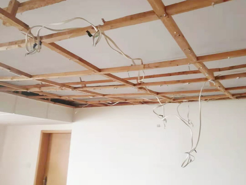 吊頂維修安裝：進行吊頂高度的精確測量，都是裝修吊頂?shù)牧鞒讨信旁谑孜坏牟襟E。具體的操作方法就是先準備好一個卷尺，然后標清楚所在房屋的高水平線，以豎向測量的方式，來確認標高，繼而用彈線把龍骨從頂板的位置彈出來，完成這一步后，不要忘了用這種方法在墻壁的位置確定頂棚區(qū)域的標高水平線。做好了樓層和墻壁等處需要標高之后，裝修吊頂?shù)牧鞒痰南乱画h(huán)節(jié)就是主龍骨吊桿的安裝了。